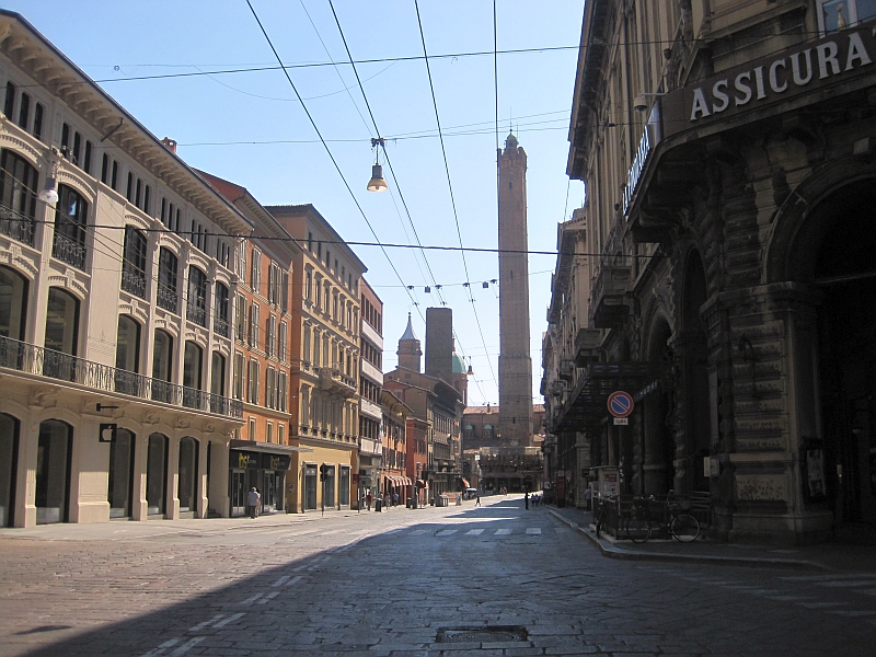 Torre Garisenda und der Torre degli Asinelli Bologna