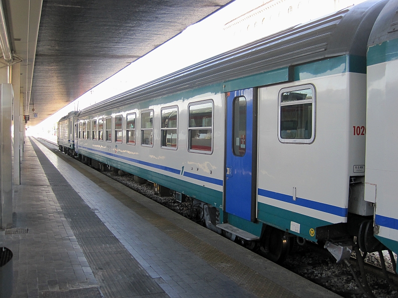 Regionalzug der Trenitalia im Bahnhof Venezia Santa Lucia