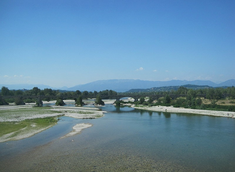 Fahrt im Zug über den Fluss Piave