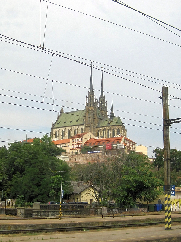 Blick vom Zug auf die Kathedrale von Brünn (Brno)