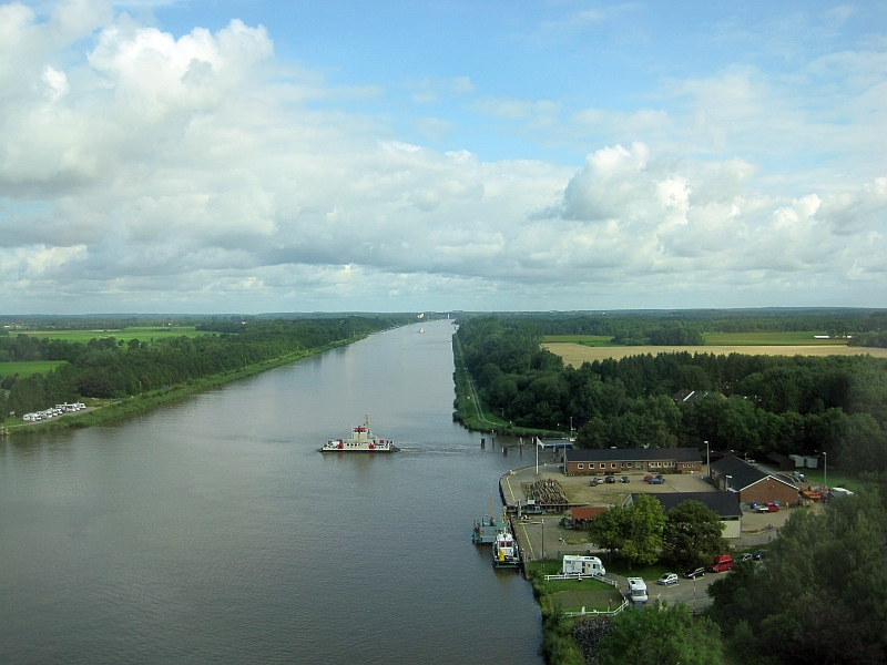 Fahrt im Zug über den Nord-Ostsee-Kanal