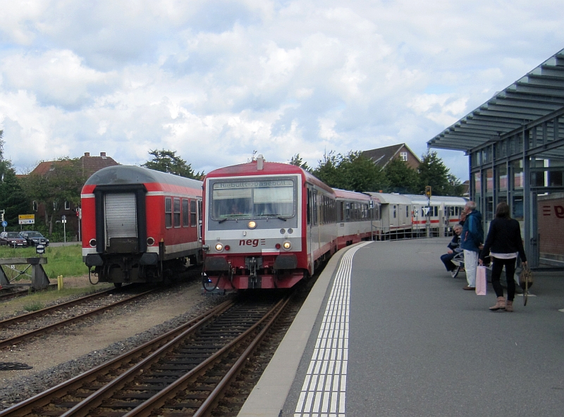 neg-628-Triebwagen mit IC-Kurswagen in Niebüll