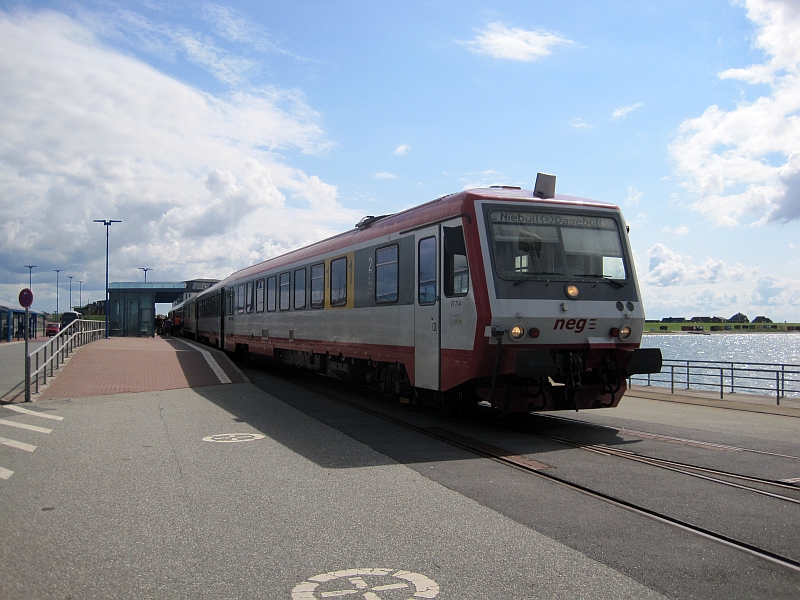 neg-Triebwagen auf der Mole Dagebüll