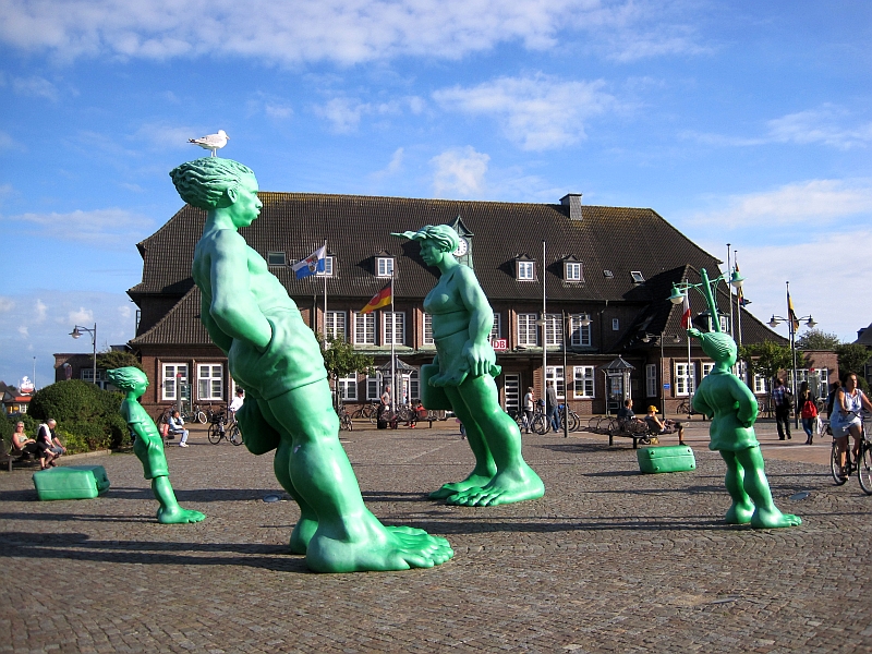 'Reisenden Riesen im Wind' vor dem Bahnhof Westerland