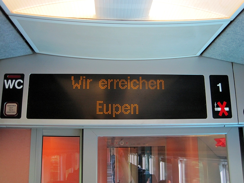 Deutschsprachige Displayanzeige Eupen im IC