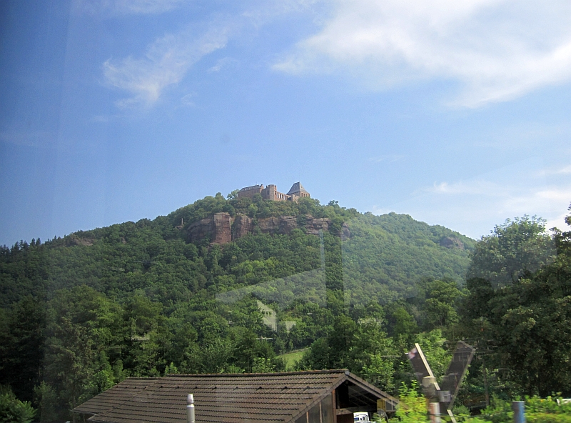 Nlick vom Zug auf Burg Nideggen