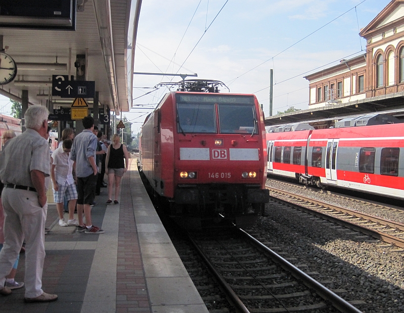Einfahrt des NRW-Express (RE1) in Düren