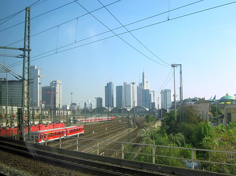 Blick vom Zugfenster auf Bahnhof und Bankentürme von Frankfurt