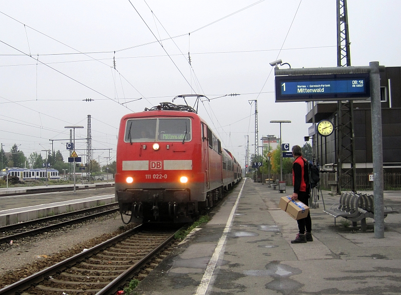 Einfahrt Regionalbahn mit BR 111 in Weilheim