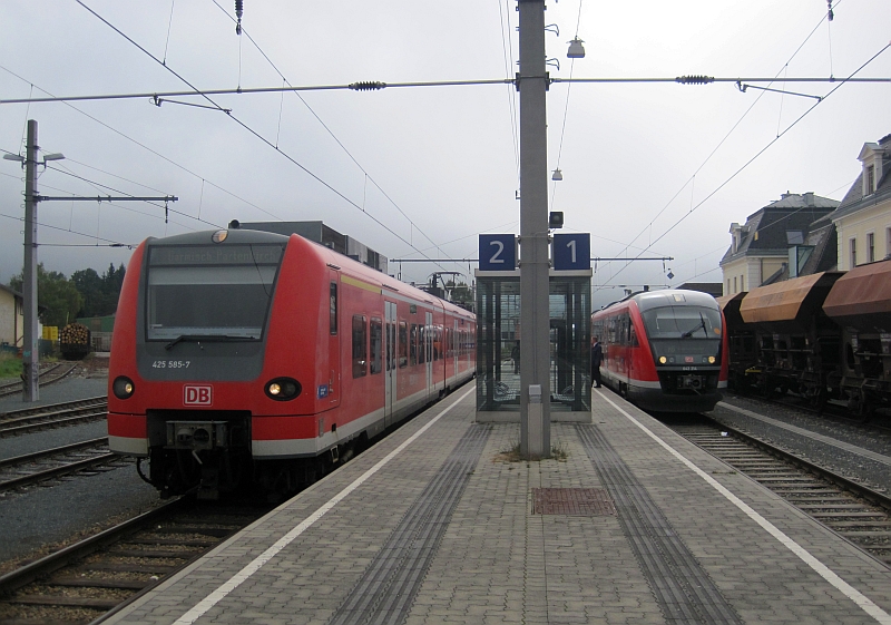 Triebzüge der Baureihe 425 (links) und Desiro BR 642 (rechts) in Reutte