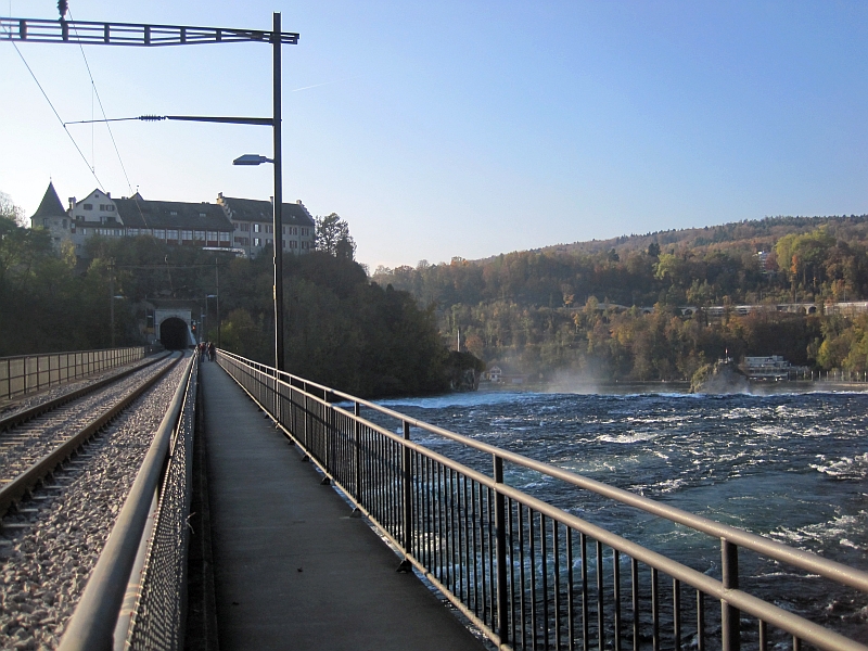 Fußweg an der Rheinfallbrücke