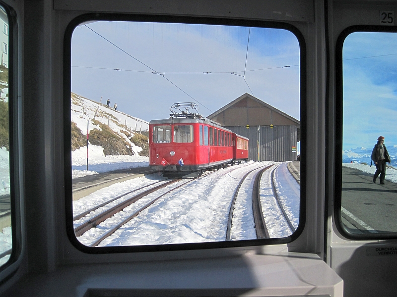 Triebwagen Nummer 3 der Vitznau-Rigi-Bahn in Rigi Kulm