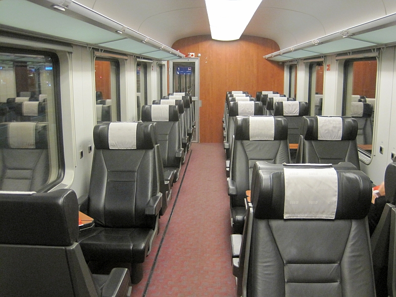 1. Klasse im Großraumwagen des ÖBB-Intercity OIC