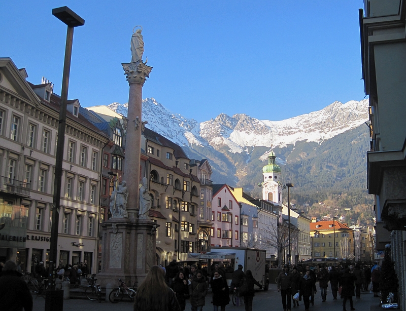 Innenstadt von Innsbruck mit Annasäule und Spitalskirche