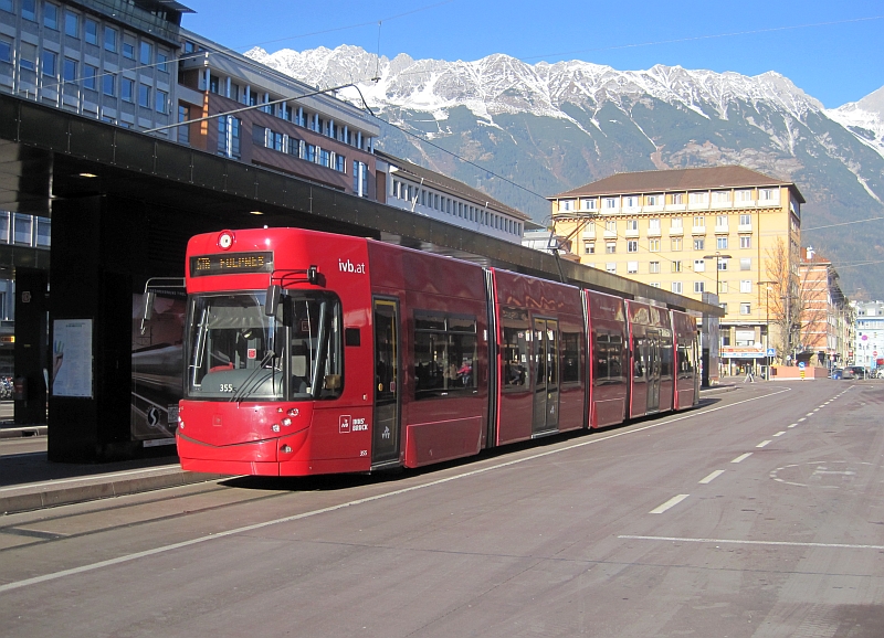 Stubaitalbahn vor dem Hauptbahnhof Innsbruck