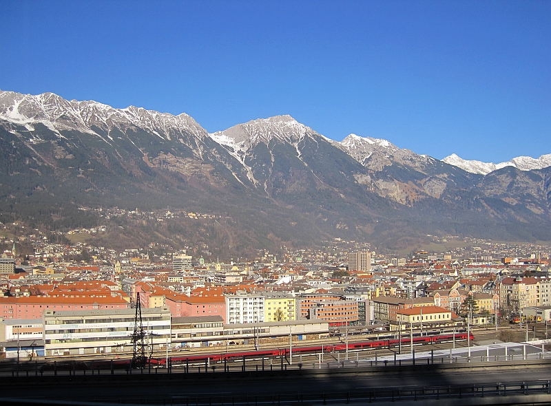 Panoramablick von der Stubaitalbahn über Innsbruck mit Westbahnhof und Nordkette