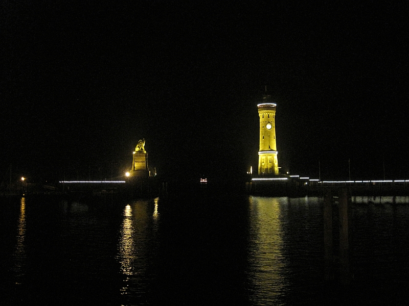 Beleuchtete Hafeneinfahrt von Lindau