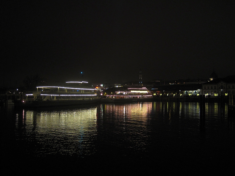Beleuchtete Schiffe im Hafen von Konstanz
