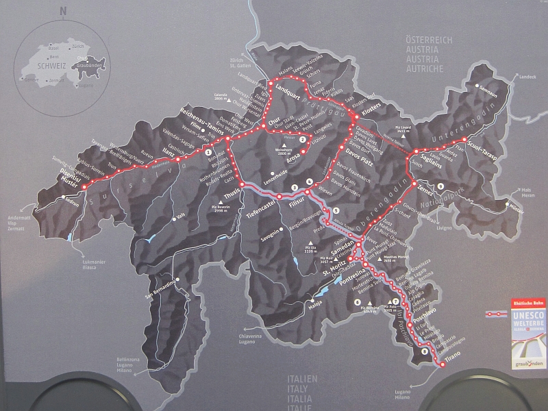 Streckenkarte der Rhätischen Bahn (RhB) auf einem Tisch
