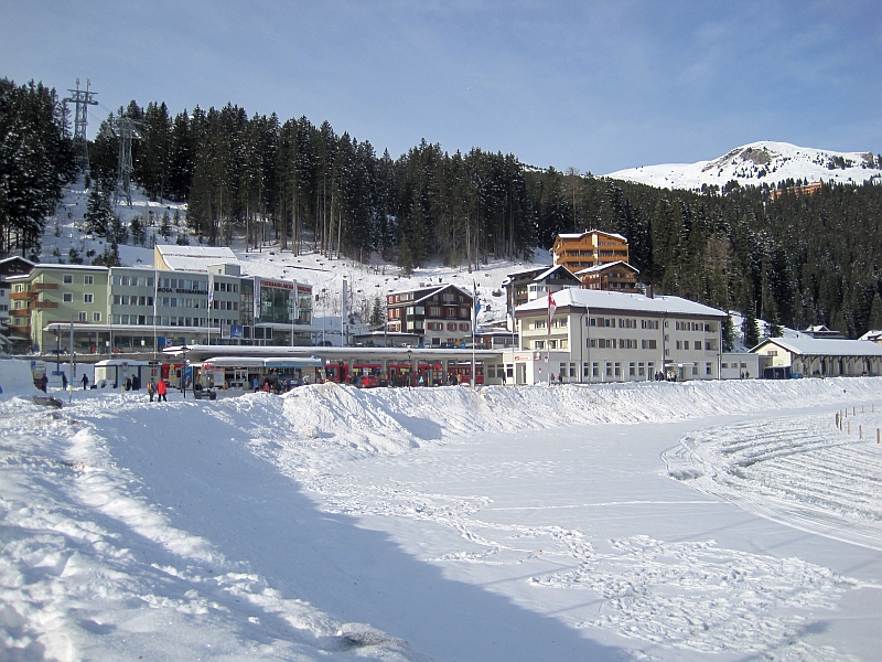 Blick über den gefrorenen Obersee zum Bahnhof Arosa