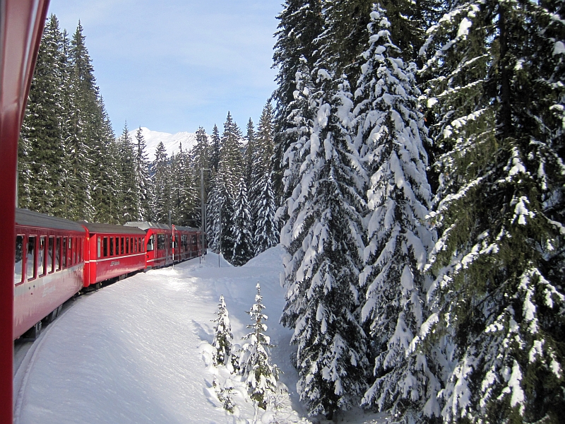 Fahrt mit der Rhätischen Bahn durch die Winterlandschaft