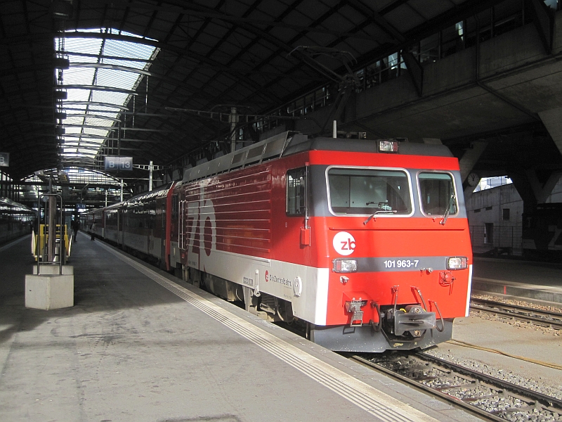 HGe 4/4 II 101 963-7 vor dem Luzern-Engelberg Express