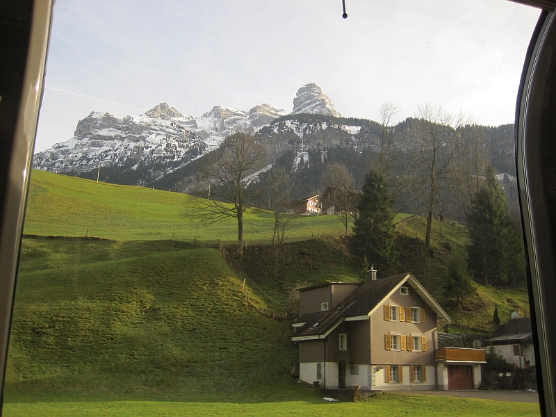 Blick durch das Panoramafenster im Luzern-Engelberg Express