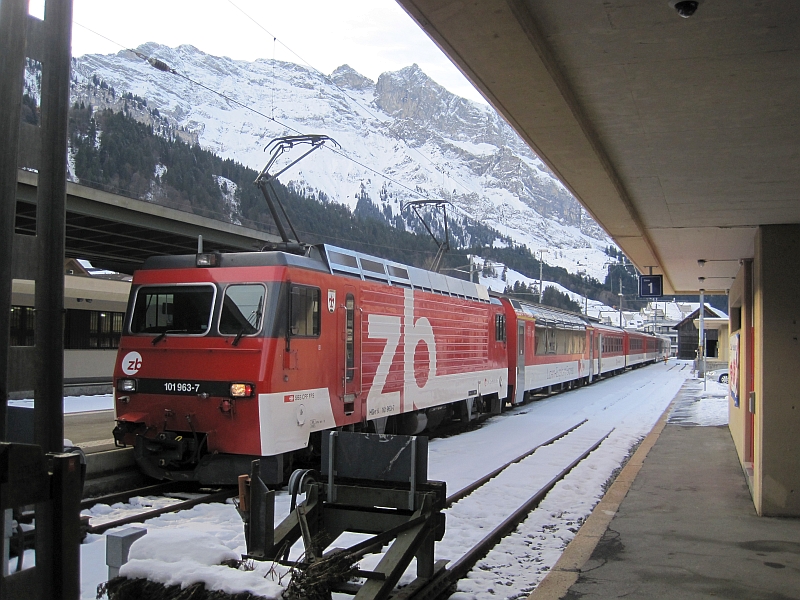 Luzern-Engelberg Express im Bahnhof Engelberg