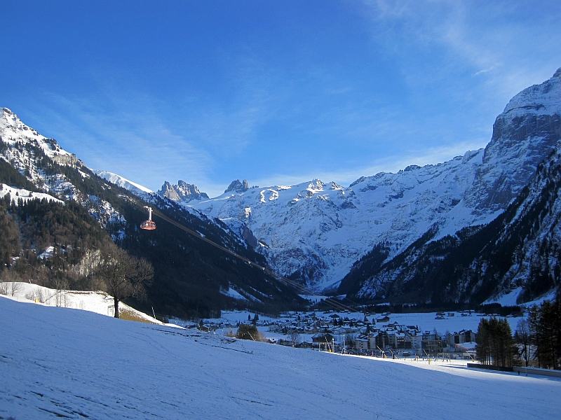 Blick auf das winterliche Hochtal von Engelberg