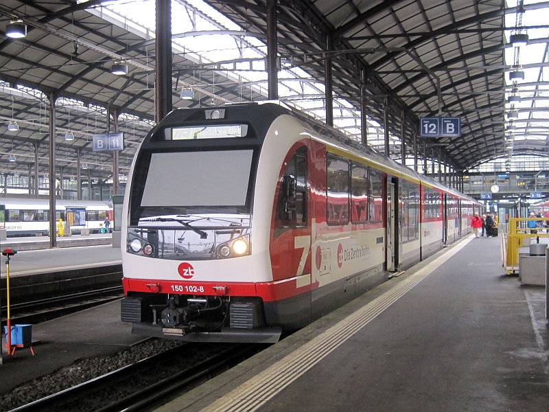 ADLER-Triebzug der Zentralbahn als Luzern-Interlaken Express in Luzern