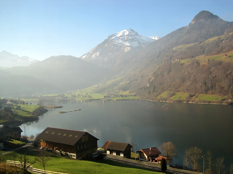 Fahrt im Luzern-Interlaken Express am Lungerersee