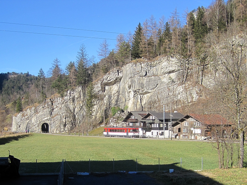 Die Meiringen-Innertkirchen-Bahn verlässt den Cheisten-Tunnel am Ortseingang von Innertkirchen