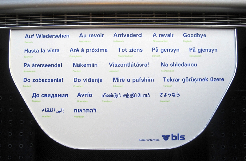Schriftzug 'Auf Wiedersehen' auf einem Tisch im BLS-Abteilwagen