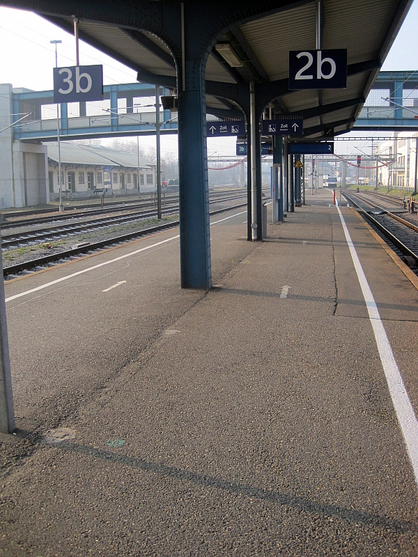 Fundamente des ehemaligen Grenzzauns auf dem Mittelbahnsteig am Bahnhof Konstanz