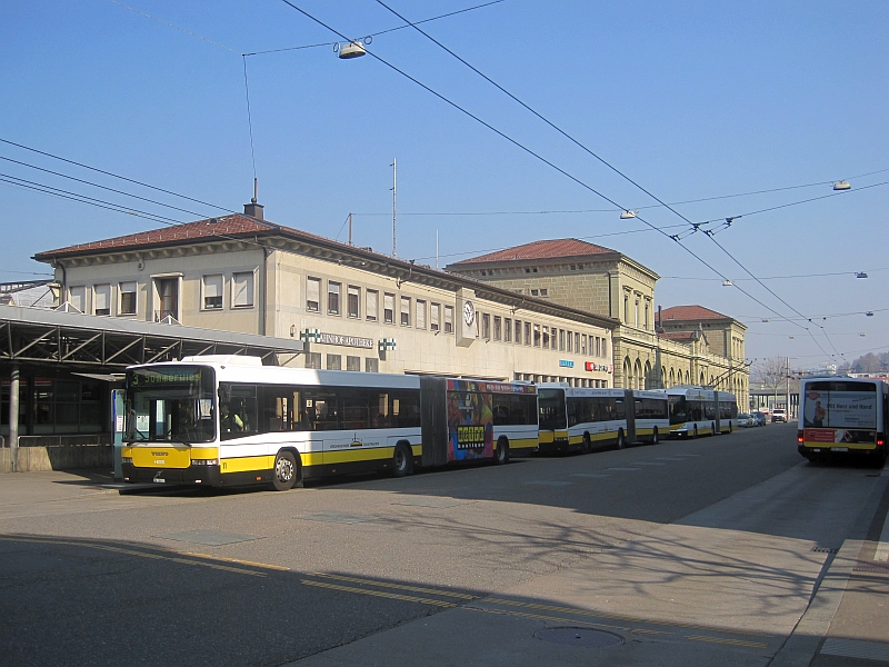 Busse vor dem Bahnhof Schaffhausen, rechts ein Trolleybus