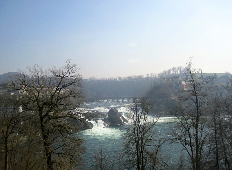 Blick durch das Zugfenster auf den Rheinfall