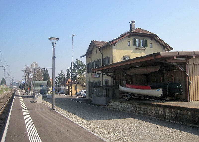 Bahnsteig und Bahnhofsgebäude Lottstetten