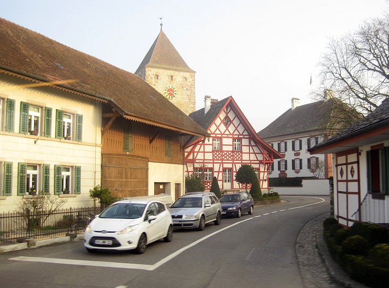 Blick vom Zug auf den Oberen Turm von Kaiserstuhl