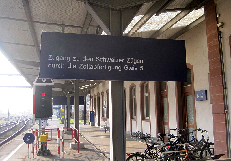 Schild zur Zollabfertigung am Bahnhof Waldshut