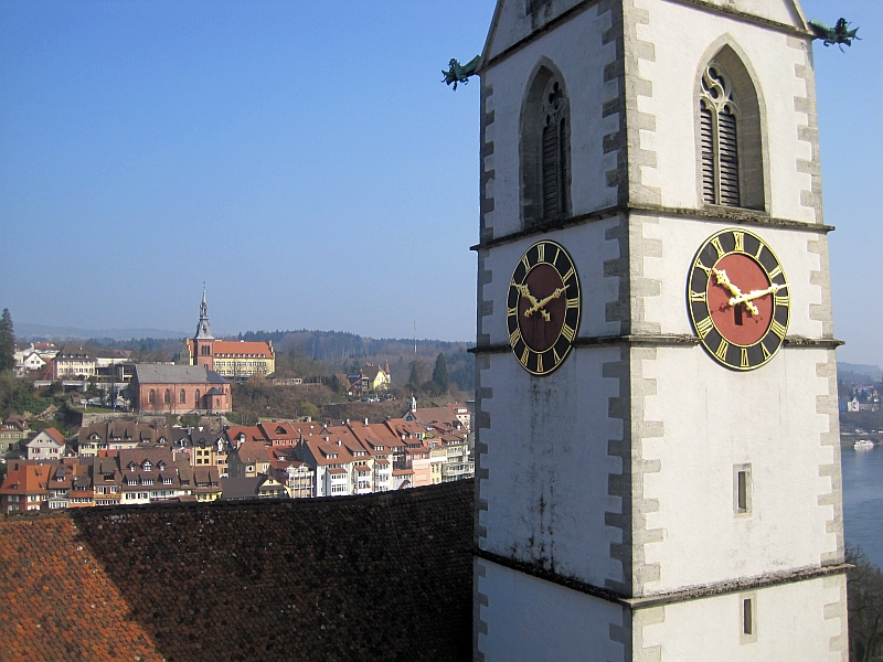 Blick von der Ruine Laufenburg zum Kirchturm und über den Rhein