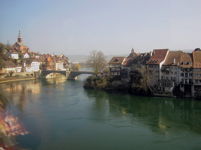 Blick vom Zugfenster auf Laufenburg