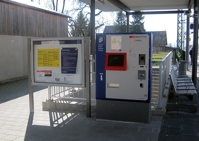 Fahrplanaushang und Fahrkartenautomat in Wilchingen-Hallau
