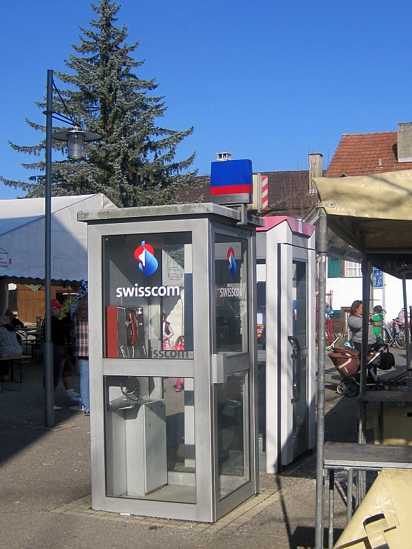 Schweizerische und deutsche Telefonzelle in Büsingen