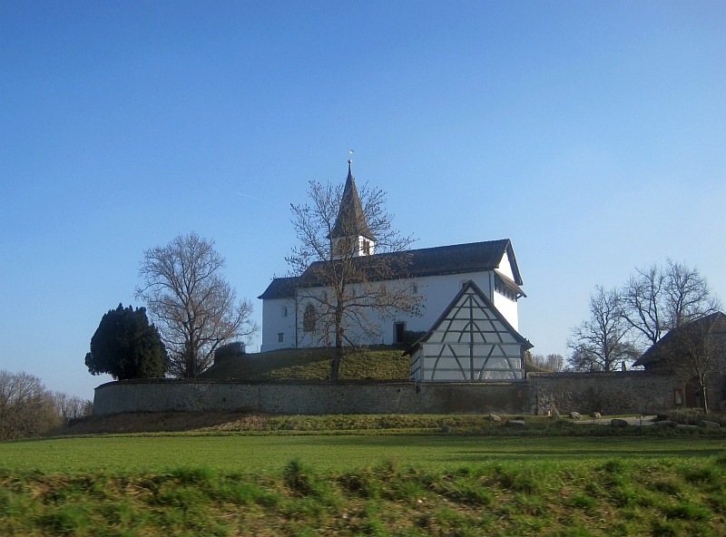 Blick aus dem Bus zur Bergkirche Büsingen