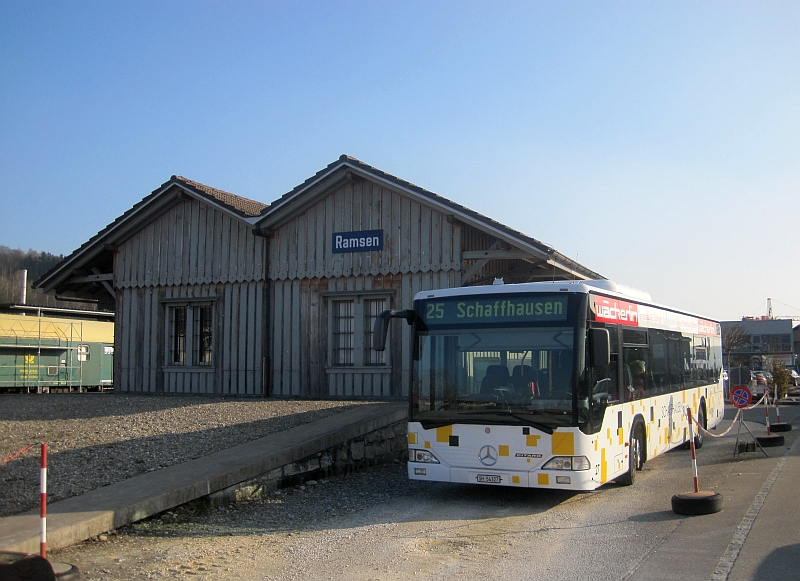 SchaffhausenBus an der Endhaltestelle am Bahnhof Ramsen