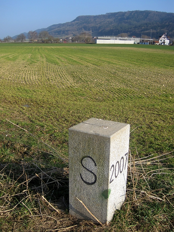 Grenzstein an der deutsch-schweizerischen Grenze bei Ramsen