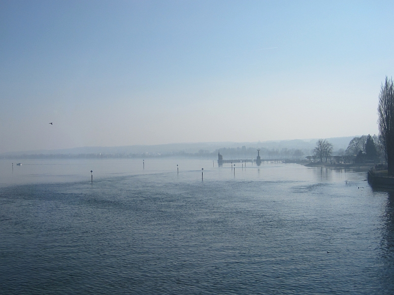 Fahrt über die Rheinbrücke Konstanz mit Blick über den Bodensee