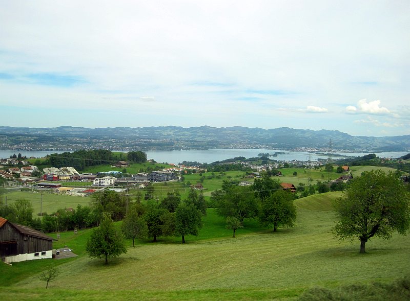 Blick vom Zug über den Zürichsee