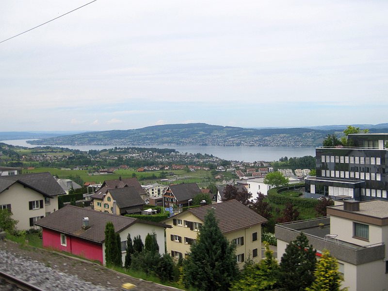 Blick aus dem Zugfenster auf den Zürichsee