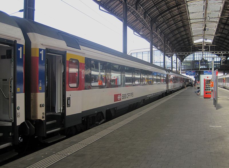 Eurocity EC 8 Zürich-Hamburg mit SBB-Wagen in Basel